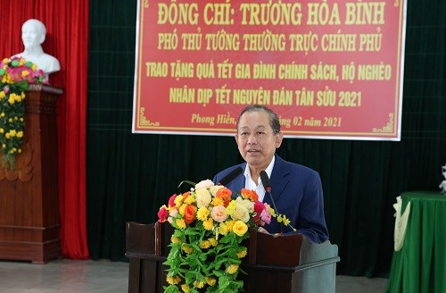 Phó Thủ tướng Thường trực trao quà cho các gia đình chính sách huyện Phong Điền (Thừa Thiên-Huế) - ảnh 1